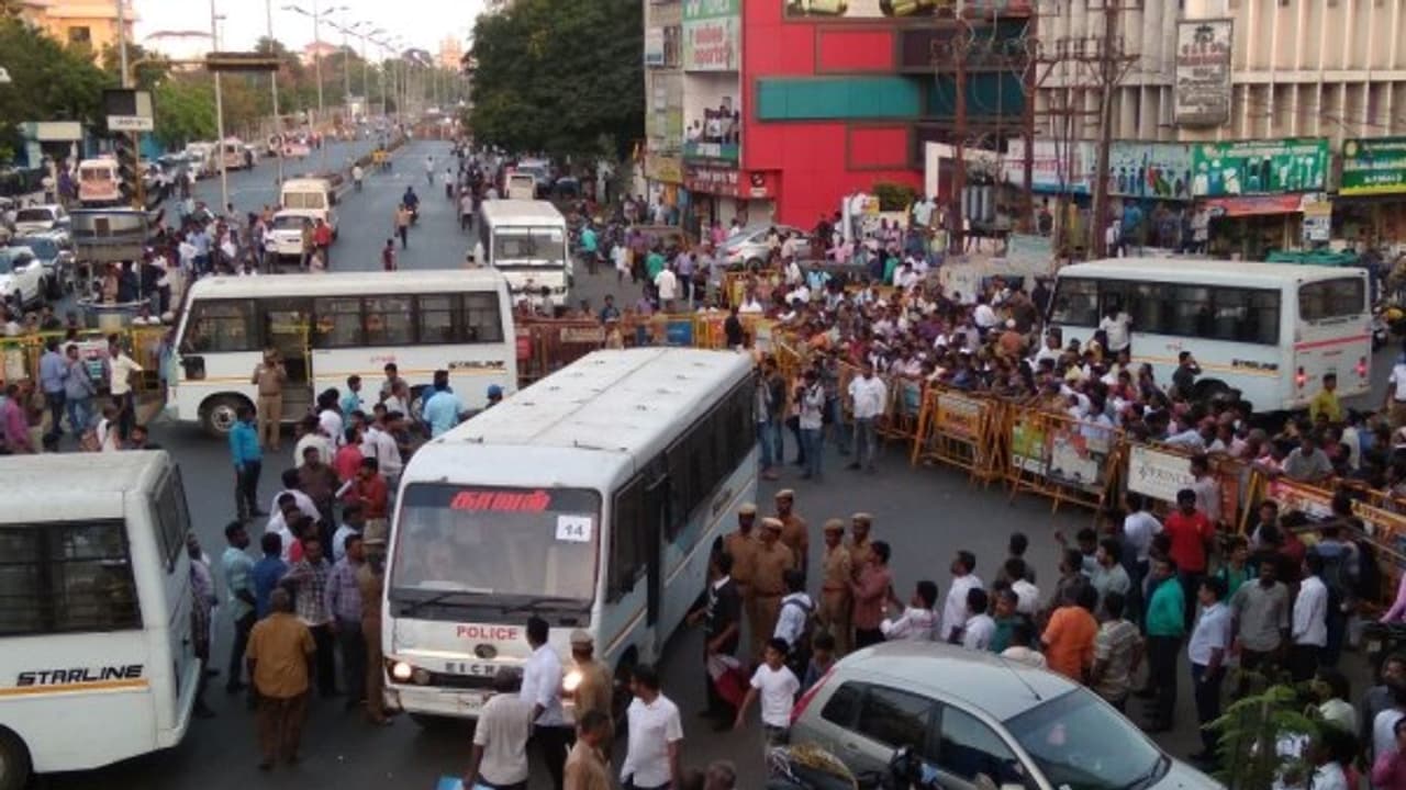 அண்ணாசாலை புரட்சி! கொத்துக் கொத்தாக பல்லாயிரக் கணக்கானோர் பேர் கைது... செய்வதறியாமல் திணறும் போலிஸ்... அண்ணாசாலை புரட்சி! கொத்துக் கொத்தாக பல்லாயிரக் கணக்கானோர் பேர் கைது... செய்வதறியாமல் திணறும் போலிஸ்...