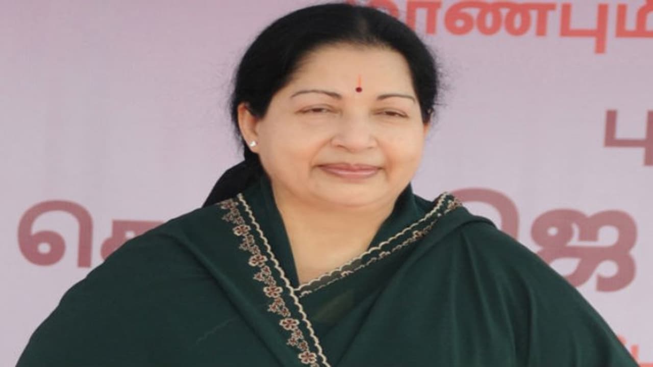 ஜெ. 69வது பிறந்தநாள் தலைமை அலுவலகத்தில் மலர் தூவி மரியாதை ஜெ. 69வது பிறந்தநாள் தலைமை அலுவலகத்தில் மலர் தூவி மரியாதை