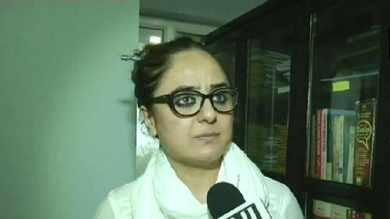 কী এমন কার্টুন পোস্ট করেছিলেন কাঠুয়ার মহিলা আইনজীবী, বাড়ি বয়ে খুনের হুমকি দিল জনতা কী এমন কার্টুন পোস্ট করেছিলেন কাঠুয়ার মহিলা আইনজীবী, বাড়ি বয়ে খুনের হুমকি দিল জনতা