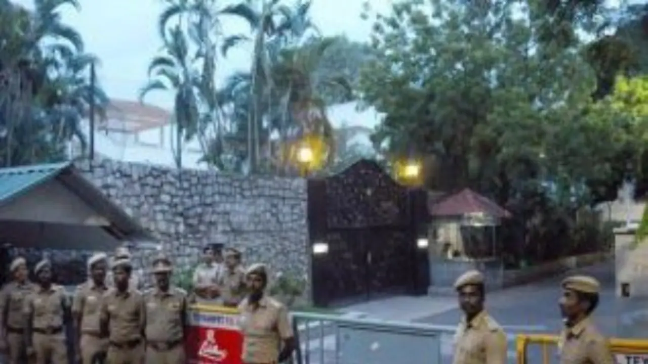 ஜெ. இல்லம் நினைவு இல்லம்தான்...! அதிரடி நடவடிக்கையில் இறங்கிய அதிகாரிகள்...! அதிர்ச்சியில் தீபா, தீபக்..! ஜெ. இல்லம் நினைவு இல்லம்தான்...! அதிரடி நடவடிக்கையில் இறங்கிய அதிகாரிகள்...! அதிர்ச்சியில் தீபா, தீபக்..!