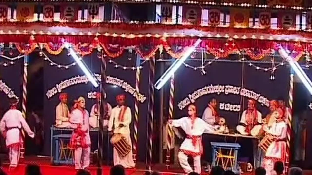 ಯಕ್ಷಗಾನದಲ್ಲಿ ಸಿನಿಮಾ ರೀತಿ ಕಿಸ್ಸಿಂಗ್! ವೈರಲ್ ಆಯ್ತು 'ಶೃಂಗಾರ' ಸನ್ನಿವೇಶ ಯಕ್ಷಗಾನದಲ್ಲಿ ಸಿನಿಮಾ ರೀತಿ ಕಿಸ್ಸಿಂಗ್! ವೈರಲ್ ಆಯ್ತು 'ಶೃಂಗಾರ' ಸನ್ನಿವೇಶ