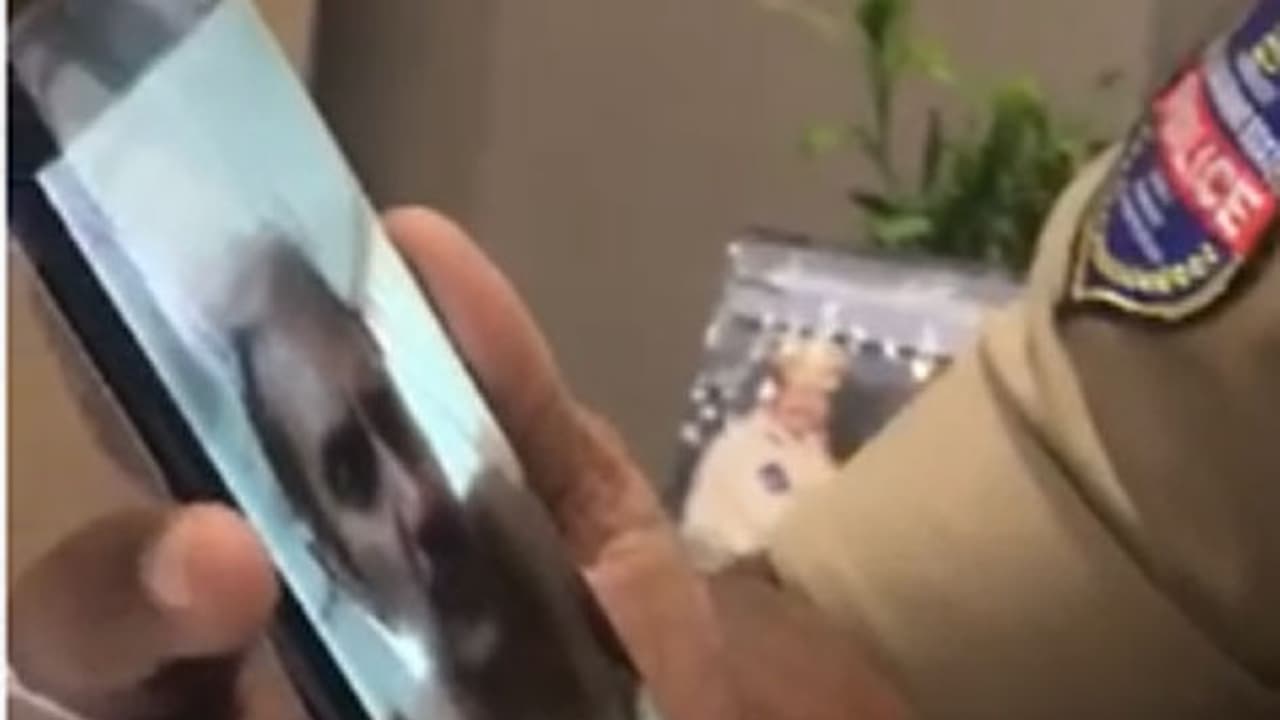 డాడీ ఎవరినీ విడిచిపెట్టొద్దు.. లవ్ యు నటుడు విజయ్ సెల్ఫీ వీడియో డాడీ ఎవరినీ విడిచిపెట్టొద్దు.. లవ్ యు నటుడు విజయ్ సెల్ఫీ వీడియో