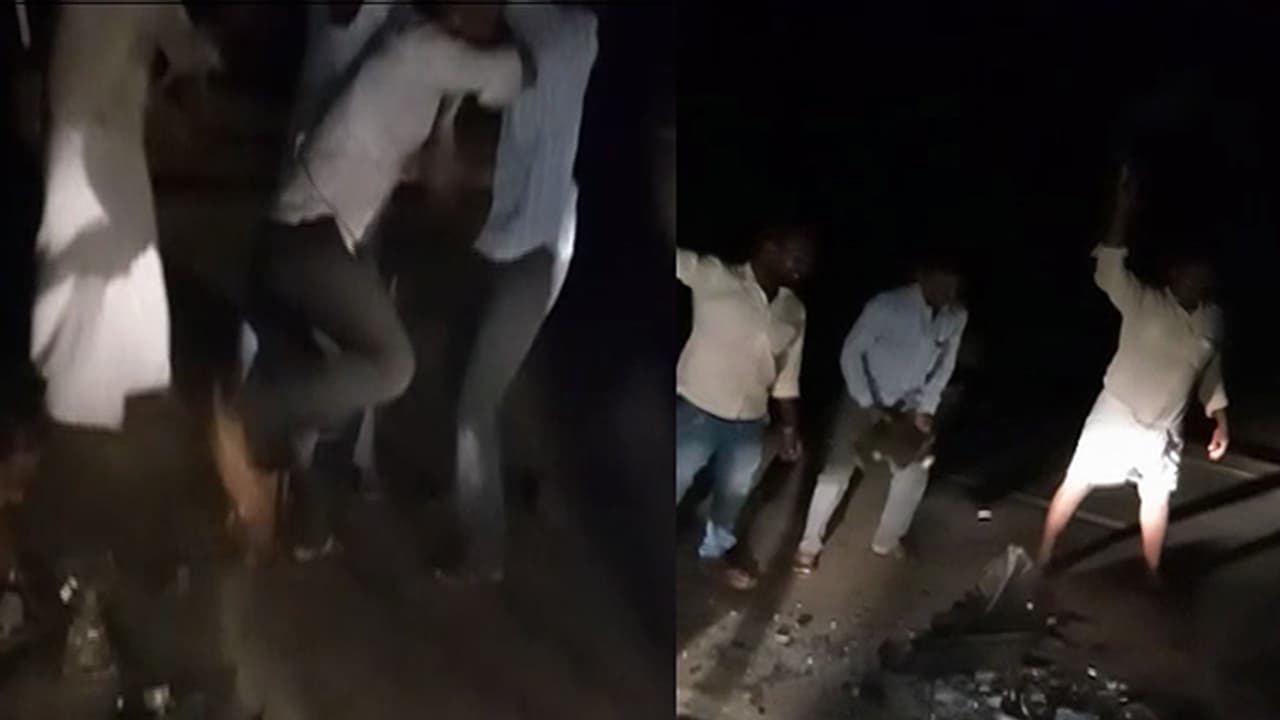 ಟೀಂ ಇಂಡಿಯಾ ಸೋಲುತ್ತಿದ್ದಂತೆ ಟಿವಿ ಧ್ವಂಸ ಮಾಡಿ ಆಕ್ರೋಶ ವ್ಯಕ್ತಪಡಿಸಿದ ಅಭಿಮಾನಿಗಳು ಟೀಂ ಇಂಡಿಯಾ ಸೋಲುತ್ತಿದ್ದಂತೆ ಟಿವಿ ಧ್ವಂಸ ಮಾಡಿ ಆಕ್ರೋಶ ವ್ಯಕ್ತಪಡಿಸಿದ ಅಭಿಮಾನಿಗಳು