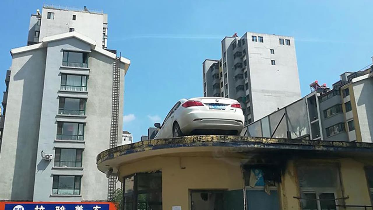 ഗേറ്റിനു മുന്നില് കാര് പാര്ക്ക് ചെയ്ത് മുങ്ങിയ യുവതിക്ക് സെക്യൂരിറ്റി ജീവനക്കാര് കൊടുത്ത മുട്ടന്പണി! ഗേറ്റിനു മുന്നില് കാര് പാര്ക്ക് ചെയ്ത് മുങ്ങിയ യുവതിക്ക് സെക്യൂരിറ്റി ജീവനക്കാര് കൊടുത്ത മുട്ടന്പണി!