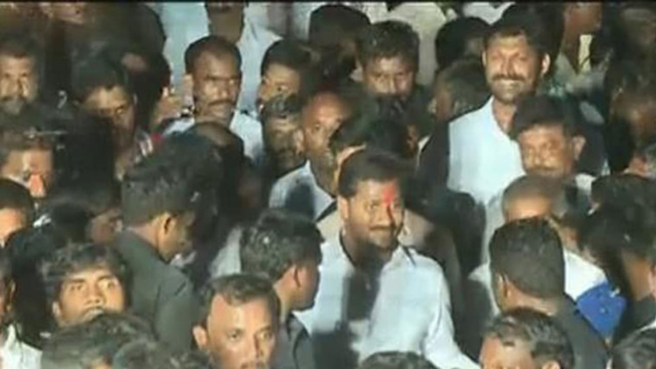 వేంపల్లిరోడ్డులోనే బసచేసిన జగన్ వేంపల్లిరోడ్డులోనే బసచేసిన జగన్