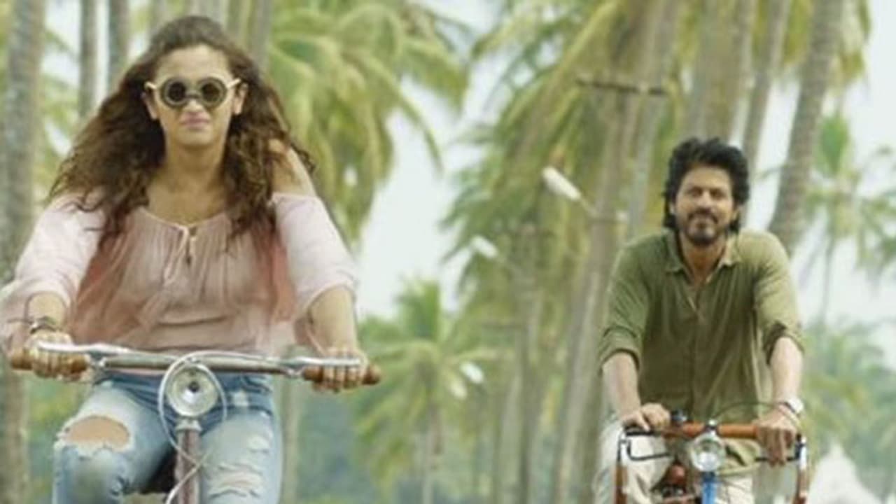 Out now! Firstlook of SRK Alia's 'Dear Zindagi' Out now! Firstlook of SRK Alia's 'Dear Zindagi'