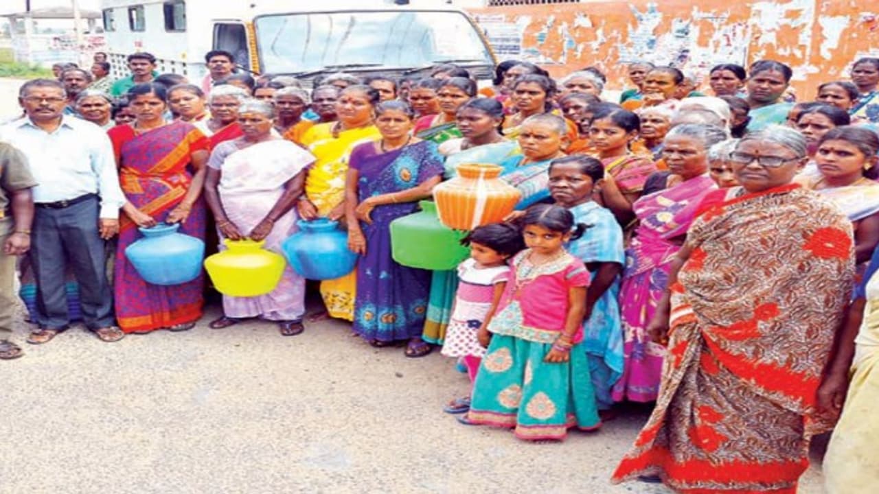 ஏழு மாதங்களாக குடிக்கவும் தண்ணீர் இல்லை; புழக்கத்துக்கு தேவையான தண்ணீரும் இல்லை மிகுந்த சிரமத்தில் மக்கள் … ஏழு மாதங்களாக குடிக்கவும் தண்ணீர் இல்லை; புழக்கத்துக்கு தேவையான தண்ணீரும் இல்லை மிகுந்த சிரமத்தில் மக்கள் …