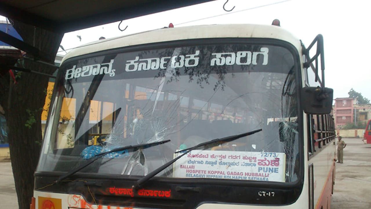 ಮಹಾರಾಷ್ಟ್ರದಲ್ಲಿ ಕೆಸ್ಸಾರ್ಟಿಸಿ ಬಸ್ ಮೇಲೆ ಕಲ್ಲು ತೂರಾಟ ಮಹಾರಾಷ್ಟ್ರದಲ್ಲಿ ಕೆಸ್ಸಾರ್ಟಿಸಿ ಬಸ್ ಮೇಲೆ ಕಲ್ಲು ತೂರಾಟ