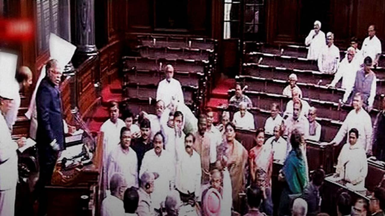 வரலாறு படைத்த மாநிலங்களவை: வெங்கையா நாயுடு புத்தகம் வெளியிட்டு புகழாரம்..! வரலாறு படைத்த மாநிலங்களவை: வெங்கையா நாயுடு புத்தகம் வெளியிட்டு புகழாரம்..!