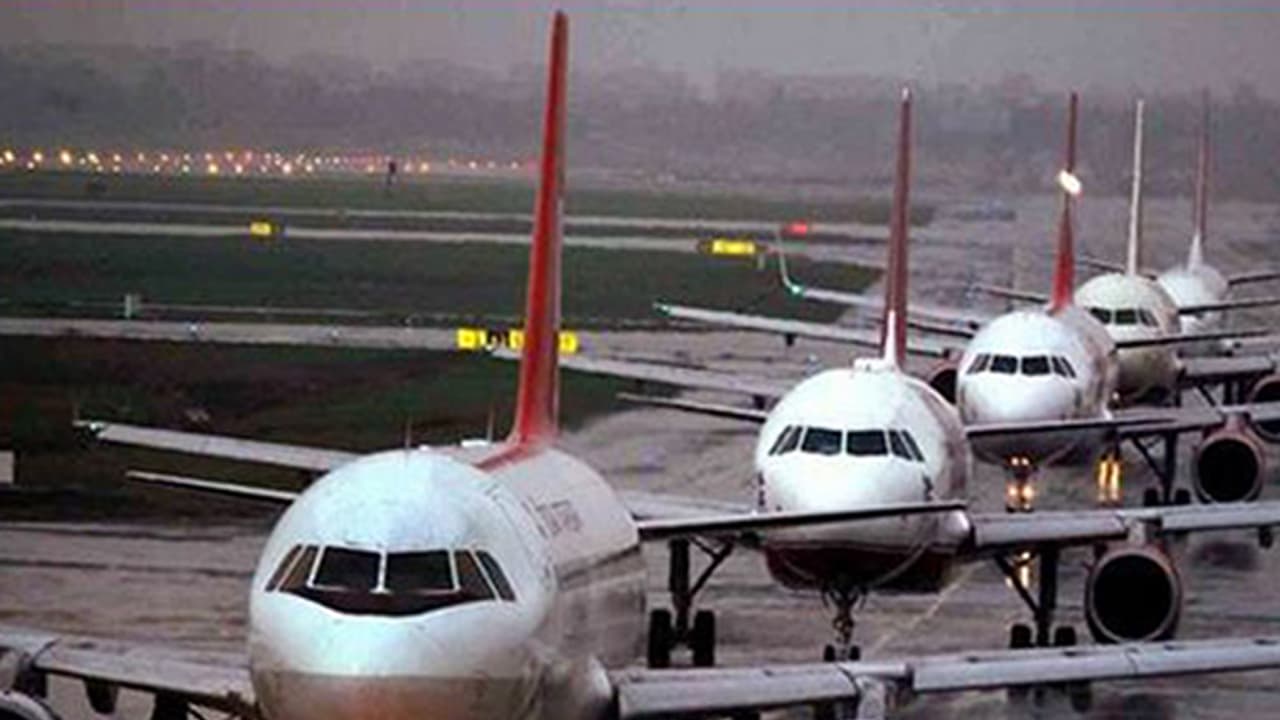 ముంబయి ఎయిర్ పోర్ట్ మూసివేత ముంబయి ఎయిర్ పోర్ట్ మూసివేత