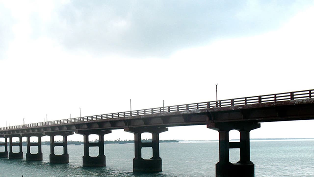 ప్రకాశం బ్యారేజీకి వరద హెచ్చరిక.. నెల్లూరులో పొంగిపొర్లుతున్న వాగులు వంకలు