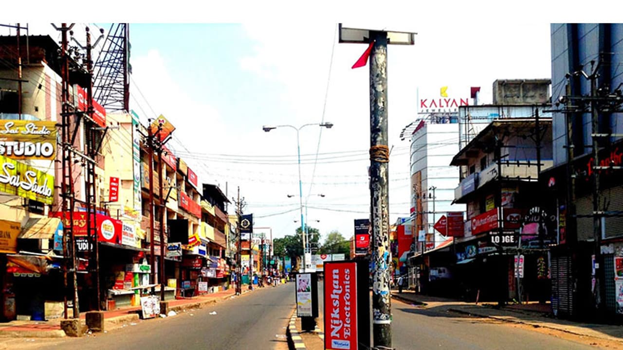 ഇന്ന് ജനതാക‍ർഫ്യൂ: കേരളവും സ്തംഭിക്കും; കടകൾ അടച്ചിടും, പെട്രോൾ പമ്പുകൾ തുറക്കില്ല, വാഹനങ്ങൾ നിരത്തിലിറങ്ങില്ല