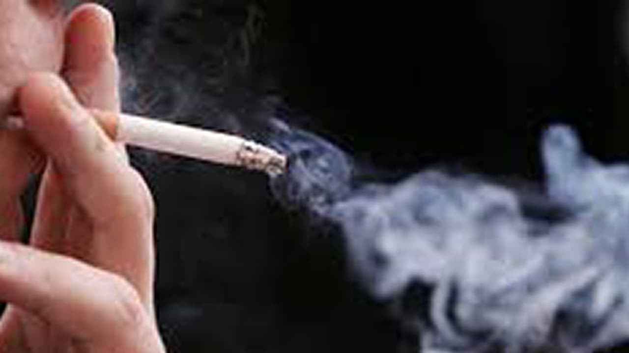 ಇದೇನು ಬಾಯಿಯೋ ಇಲ್ಲಾ ಹೊಗೆ ಯಂತ್ರವೋ..? ವೈರಲ್ ಆಗುತ್ತಿದೆ ಧಮ್ ಹೊಡೆಯೋ ಮಹಿಳೆ ವಿಡಿಯೋ..! ಇದೇನು ಬಾಯಿಯೋ ಇಲ್ಲಾ ಹೊಗೆ ಯಂತ್ರವೋ..? ವೈರಲ್ ಆಗುತ್ತಿದೆ ಧಮ್ ಹೊಡೆಯೋ ಮಹಿಳೆ ವಿಡಿಯೋ..!