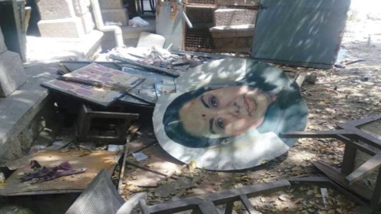 "பிறந்தநாள் அன்று குப்பை தொட்டியில் கிடந்த ஜெ. படம்" பொதுமக்கள் அதிர்ச்சி "பிறந்தநாள் அன்று குப்பை தொட்டியில் கிடந்த ஜெ. படம்" பொதுமக்கள் அதிர்ச்சி