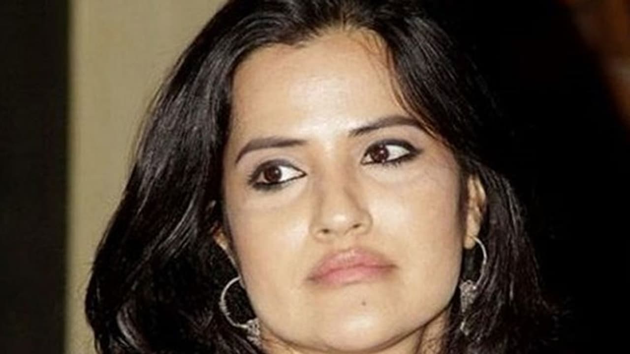 ഭക്തിഗാനാലാപനത്തിനെതിരെ പ്രതിഷേധം; മിണ്ടാതിരുന്നില്ലെങ്കില് പൂര്ണ നഗ്നയായി പാടുമെന്ന് ഗായിക ഭക്തിഗാനാലാപനത്തിനെതിരെ പ്രതിഷേധം; മിണ്ടാതിരുന്നില്ലെങ്കില് പൂര്ണ നഗ്നയായി പാടുമെന്ന് ഗായിക