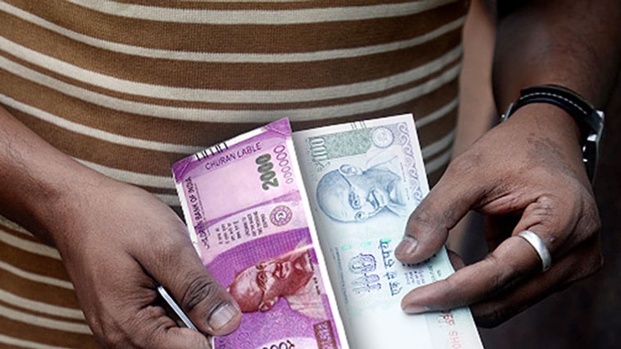 Counterfeit currency racket busted at Karnataka Maharashtra border Counterfeit currency racket busted at Karnataka Maharashtra border