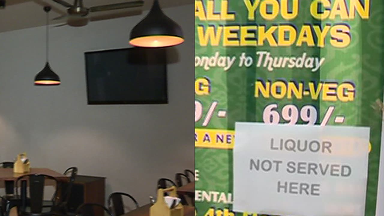 ಸುಪ್ರೀಂ ಆದೇಶದಂತೆ ಬಾರ್'ಗಳು ಕ್ಲೋಸ್..!: ಕಿಕ್ ಸಿಗದೆ ಕಂಗಾಲಾದ ಮದ್ಯ ಪ್ರಿಯರು ಸುಪ್ರೀಂ ಆದೇಶದಂತೆ ಬಾರ್'ಗಳು ಕ್ಲೋಸ್..!: ಕಿಕ್ ಸಿಗದೆ ಕಂಗಾಲಾದ ಮದ್ಯ ಪ್ರಿಯರು