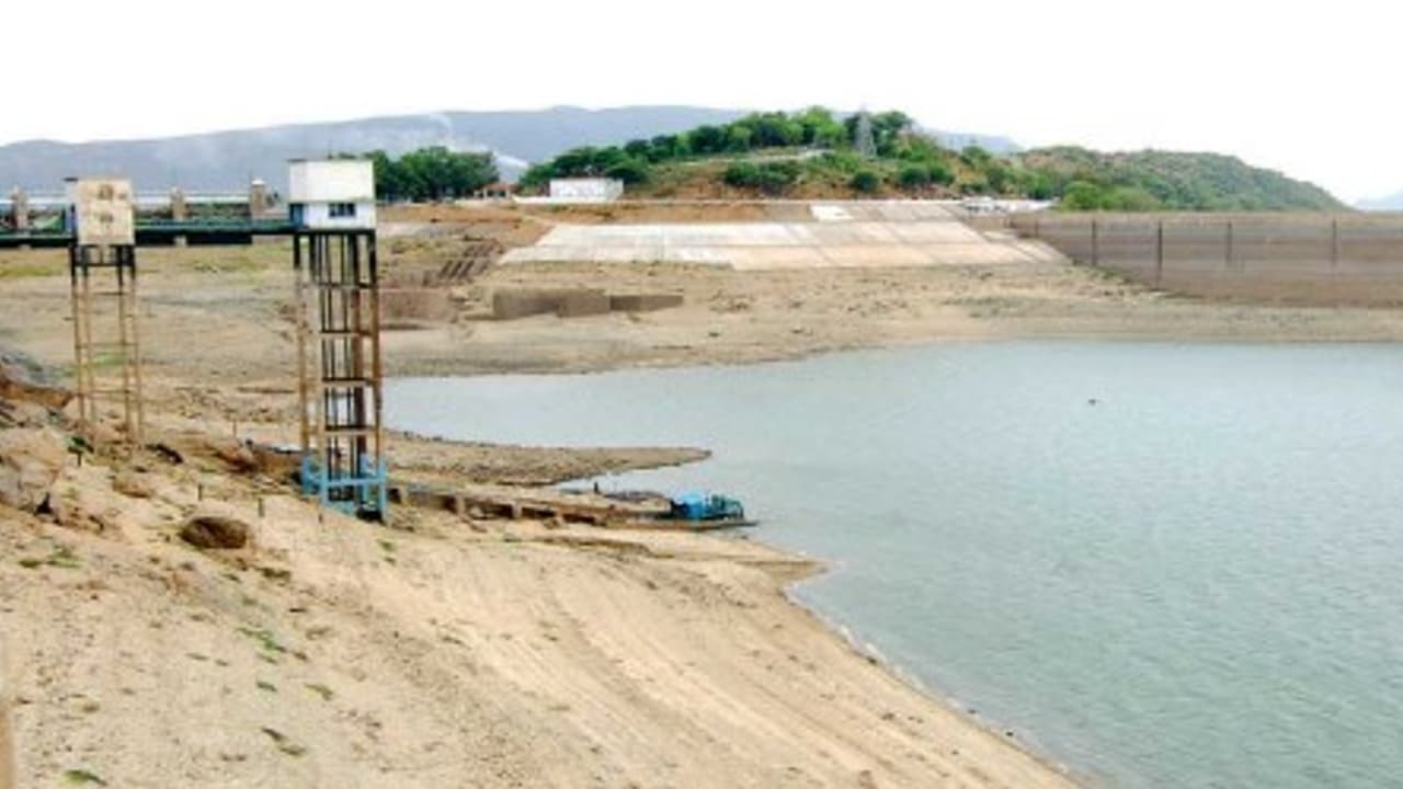 இரண்டு ஆண்டுகளுக்கும் மேலாக பூட்டியே கிடக்கும் “தொங்குபாலத்தை” திறக்க சுற்றுலாப் பயணிகள் வேண்டுகோள்… இரண்டு ஆண்டுகளுக்கும் மேலாக பூட்டியே கிடக்கும் “தொங்குபாலத்தை” திறக்க சுற்றுலாப் பயணிகள் வேண்டுகோள்…