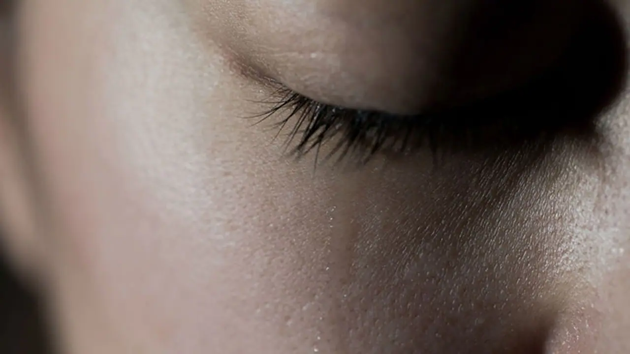 അപമാനിച്ചത് ചോദ്യം ചെയ്ത യുവതിയെ ആളുകള്‍ നോക്കിനില്‍ക്കെ തല്ലിച്ചതച്ചു, ഞെട്ടിക്കുന്ന ദൃശ്യങ്ങള്‍!