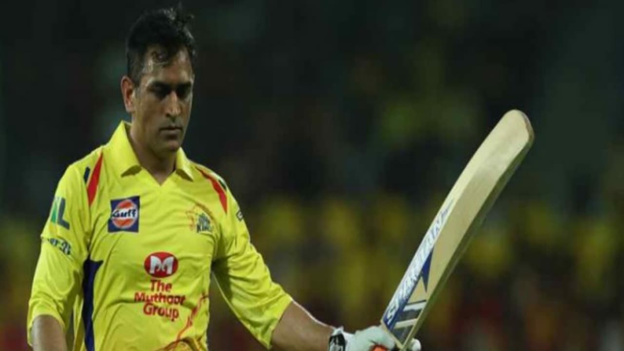 தோனி பயன்படுத்தும் வித்தியாசமான பேட்..! காரணம் என்ன..? பின்னணியில் யார்..? சுவாரஸ்ய தகவல் தோனி பயன்படுத்தும் வித்தியாசமான பேட்..! காரணம் என்ன..? பின்னணியில் யார்..? சுவாரஸ்ய தகவல்