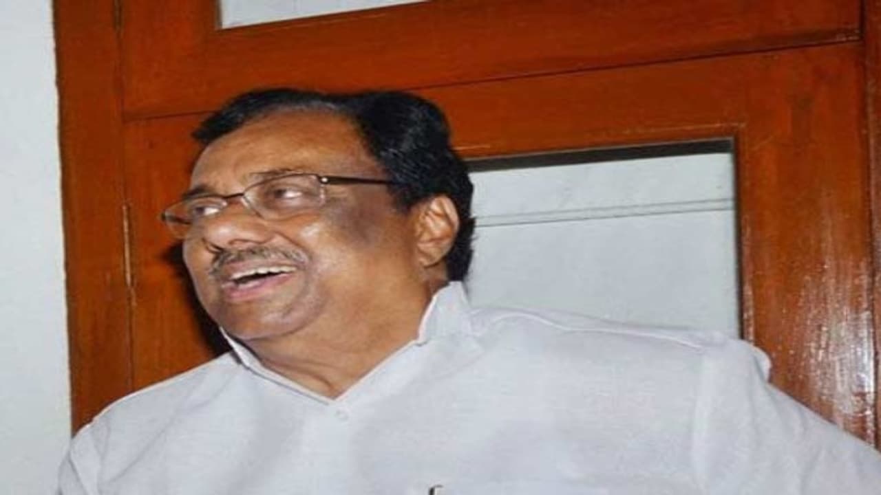 "நான் நல்லா எண்ணிட்டேன்.... 89 எம்எல்ஏக்கள் தான் இருக்காங்க போட்டோல" ஈவிகேஎஸ்சின் புது குண்டு "நான் நல்லா எண்ணிட்டேன்.... 89 எம்எல்ஏக்கள் தான் இருக்காங்க போட்டோல" ஈவிகேஎஸ்சின் புது குண்டு