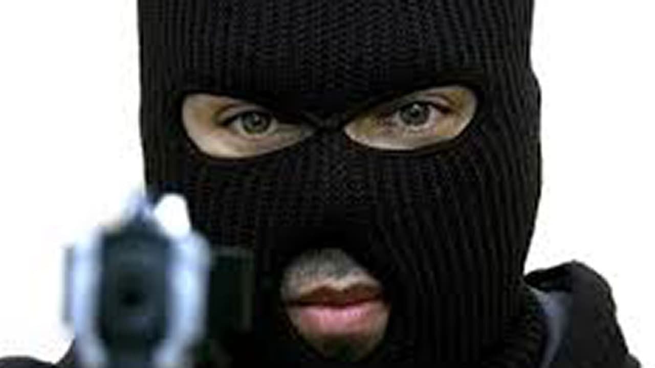 ಪೊಲೀಸರ ಸಿನಿಮೀಯ ಕಾರ್ಯಾಚರಣೆಯಿಂದ ಶಾರ್ಪ್ ಶೂಟರ್ಸ್'ಗಳ ಬಂಧನ ಪೊಲೀಸರ ಸಿನಿಮೀಯ ಕಾರ್ಯಾಚರಣೆಯಿಂದ ಶಾರ್ಪ್ ಶೂಟರ್ಸ್'ಗಳ ಬಂಧನ