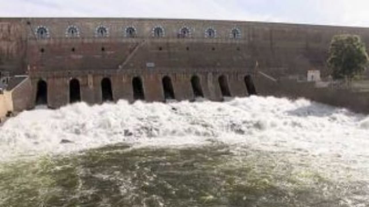 மேட்டூரில் இருந்து மகா புஷ்கர விழாவையொட்டி 10 கன அடி தண்ணீர் திறப்பு !! காவிரி கரையோர மக்களுக்கு வெள்ள அபாய எச்சரிக்கை !!! மேட்டூரில் இருந்து மகா புஷ்கர விழாவையொட்டி 10 கன அடி தண்ணீர் திறப்பு !! காவிரி கரையோர மக்களுக்கு வெள்ள அபாய எச்சரிக்கை !!!