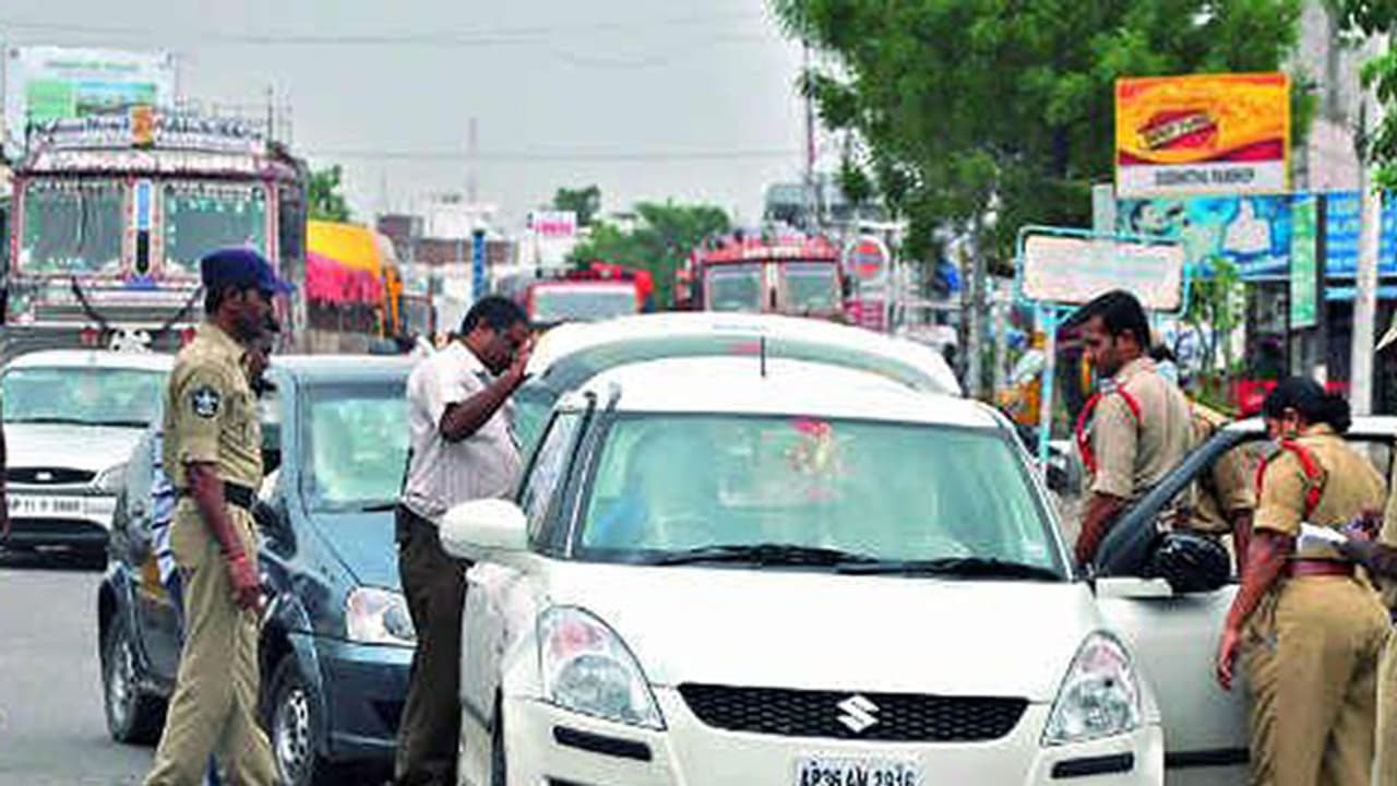 വിചിത്രം! ഹെൽമറ്റില്ലാതെ കാറോടിച്ചതിന് പിഴയിട്ടു! ചോദിച്ചപ്പോൾ പൊലീസ് പറഞ്ഞതു കേട്ട യുവാവിന് തലകറങ്ങി! വിചിത്രം! ഹെൽമറ്റില്ലാതെ കാറോടിച്ചതിന് പിഴയിട്ടു! ചോദിച്ചപ്പോൾ പൊലീസ് പറഞ്ഞതു കേട്ട യുവാവിന് തലകറങ്ങി!