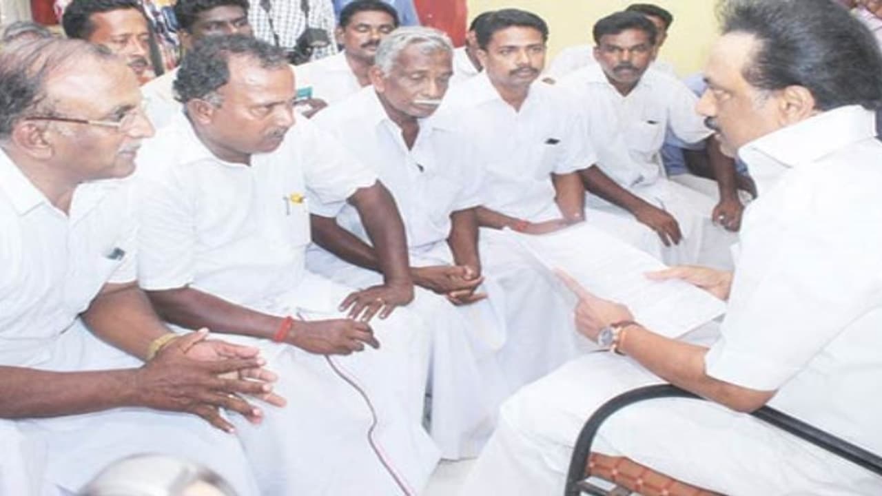 "ஹைட்ரோ கார்பன் திட்டத்தில் மத்திய அரசு ஏமாற்றிவிட்டது" போராட்ட குழுவினர் ஸ்டாலினிடம் மனு "ஹைட்ரோ கார்பன் திட்டத்தில் மத்திய அரசு ஏமாற்றிவிட்டது" போராட்ட குழுவினர் ஸ்டாலினிடம் மனு