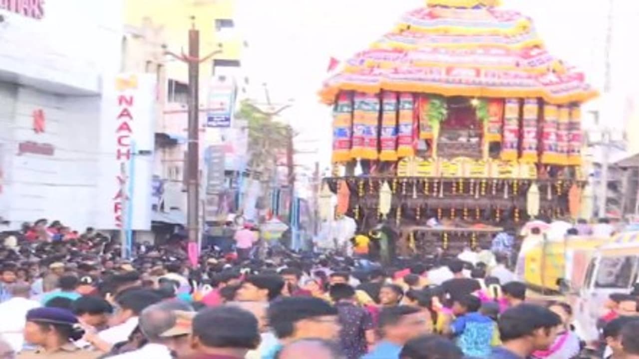 மதுரையில் நடைபெற்ற பிரம்மாண்ட தேரோட்டம் மீனாட்சி சுந்தரேஸ்வரர் திருத்தேரில் எழுந்தருளி பக்தர்களுக்கு தரிசனம் மதுரையில் நடைபெற்ற பிரம்மாண்ட தேரோட்டம் மீனாட்சி சுந்தரேஸ்வரர் திருத்தேரில் எழுந்தருளி பக்தர்களுக்கு தரிசனம்