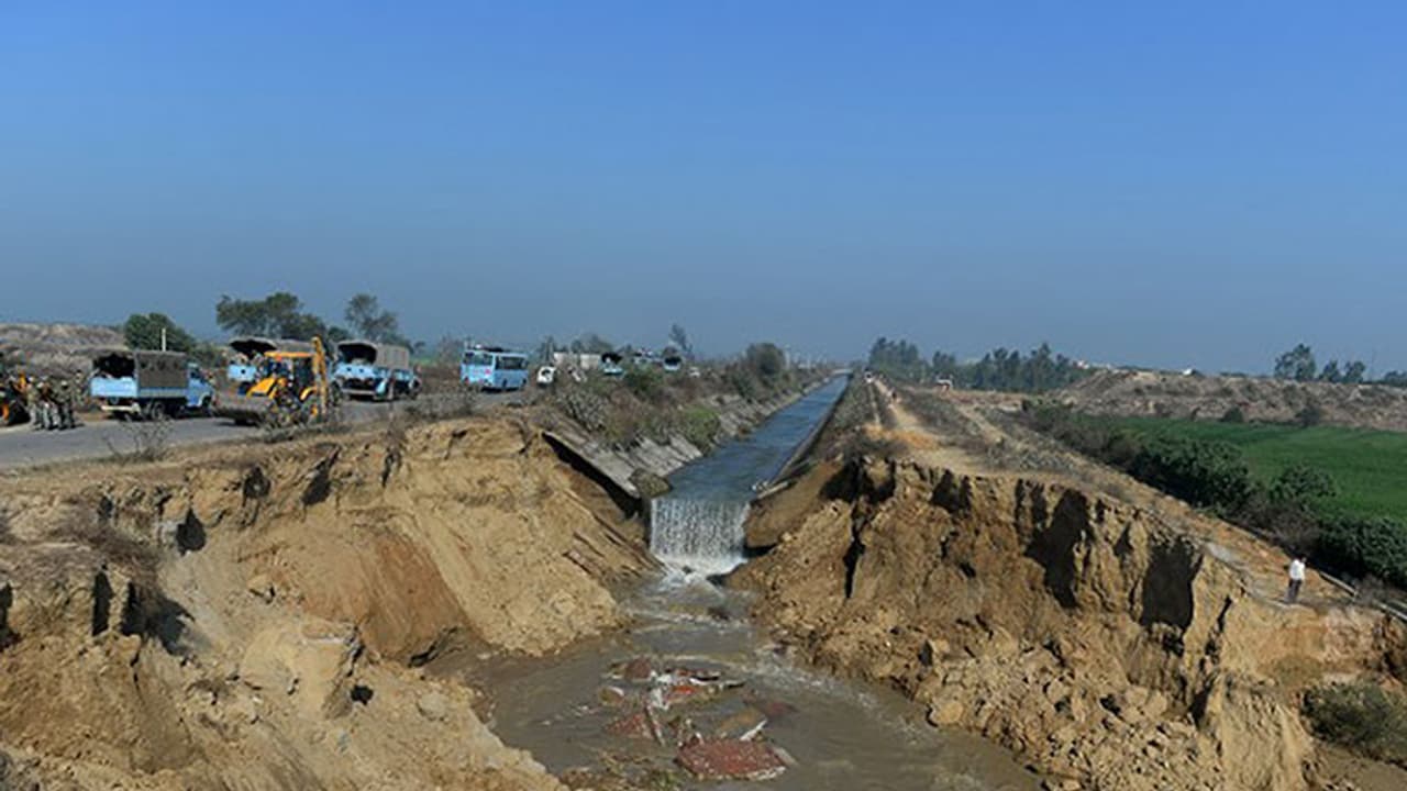 ಹಾವೇರಿ: ಎಲ್ಲೆಂದರಲ್ಲಿ ಒಡೆದಿರುವ ಕಾಲುವೆ, ಆತಂಕದಲ್ಲಿ ರೈತರು ಹಾವೇರಿ: ಎಲ್ಲೆಂದರಲ್ಲಿ ಒಡೆದಿರುವ ಕಾಲುವೆ, ಆತಂಕದಲ್ಲಿ ರೈತರು