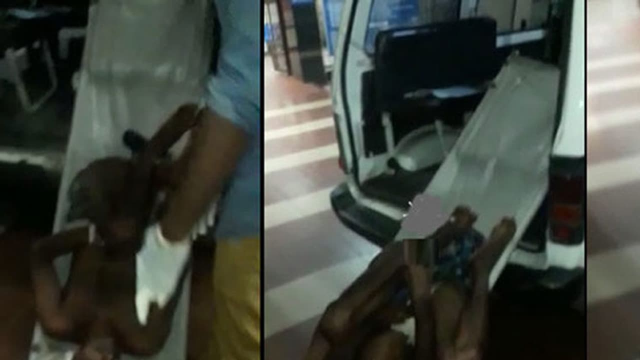 ആംബുലൻസില് മലമൂത്രവിസര്ജ്ജനം; രോഗിയെ സ്ട്രെച്ചറില് തലകീഴായി നിര്ത്തി ഡ്രൈവറുടെ രോഷപ്രകടനം ആംബുലൻസില് മലമൂത്രവിസര്ജ്ജനം; രോഗിയെ സ്ട്രെച്ചറില് തലകീഴായി നിര്ത്തി ഡ്രൈവറുടെ രോഷപ്രകടനം