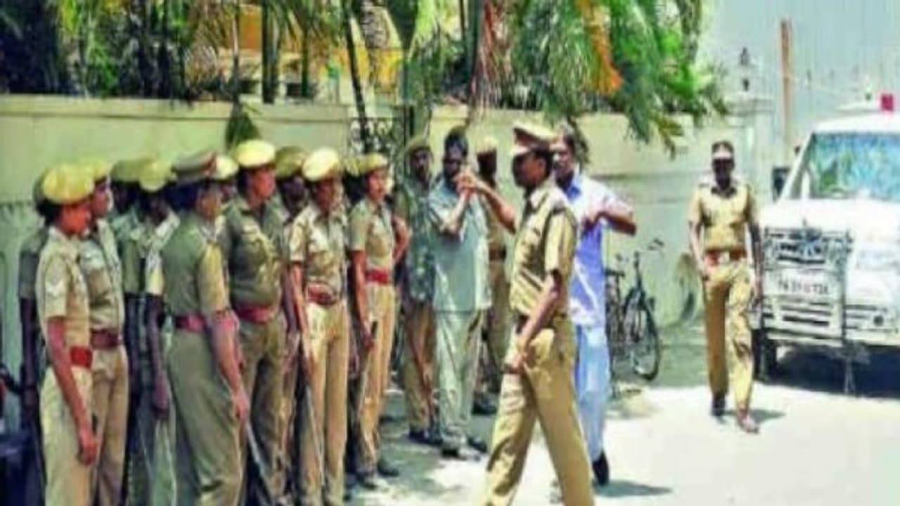 பேராசிரியர் துப்பட்டாவை அகற்றியது காவல்துறை ஜனாதிபதி விழாவில் கறுப்பு ஆடைக்குத் தடை பேராசிரியர் துப்பட்டாவை அகற்றியது காவல்துறை ஜனாதிபதி விழாவில் கறுப்பு ஆடைக்குத் தடை