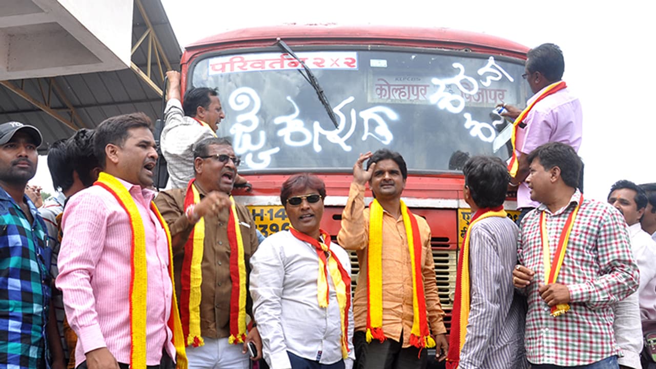 ಮಹಾ ಬಸ್ಗಳ ಮೇಲೆ ಕನ್ನಡಾಕ್ಷರ ಬರೆದು ಖಂಡನೆ ಮಹಾ ಬಸ್ಗಳ ಮೇಲೆ ಕನ್ನಡಾಕ್ಷರ ಬರೆದು ಖಂಡನೆ