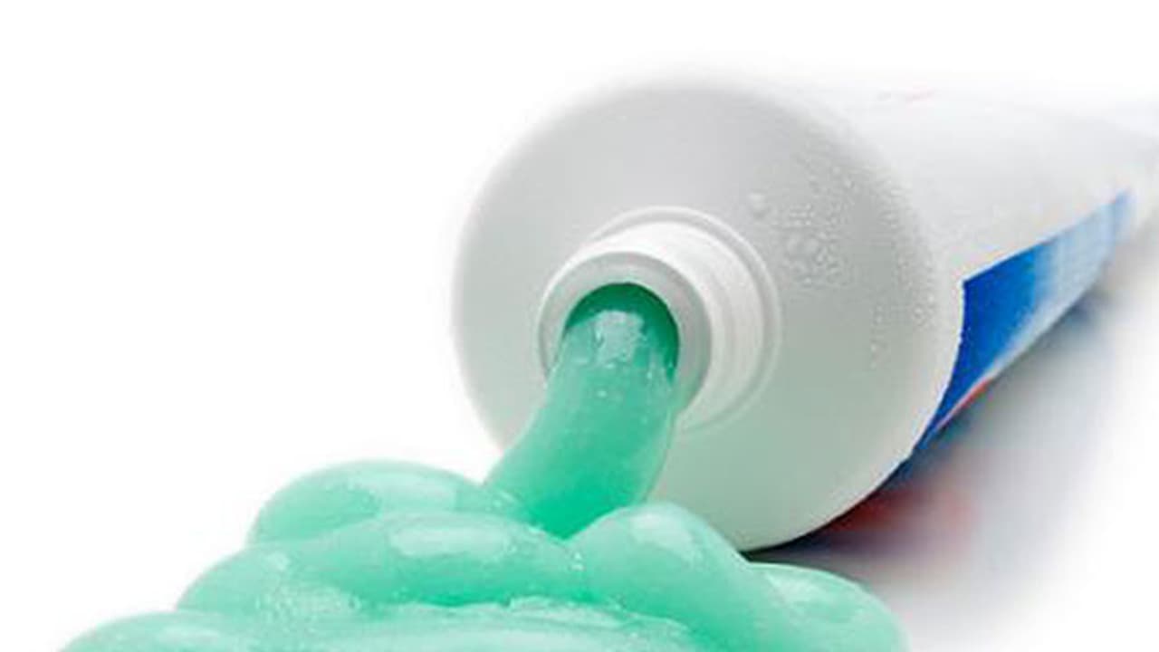 టూత్ పేస్ట్ ట్యూబ్ ని ఇలా కూడా వాడతారా..?