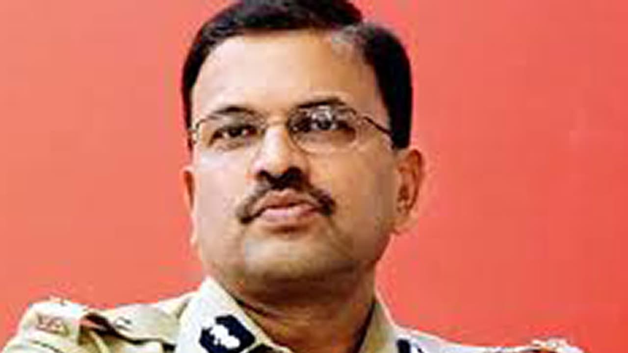 స్టీల్ ప్లాంట్ ప్రైవేటీకరణను వ్యతిరేకిస్తూ... హైకోర్టును ఆశ్రయించిన సిబిఐ మాజీ జేడి స్టీల్ ప్లాంట్ ప్రైవేటీకరణను వ్యతిరేకిస్తూ... హైకోర్టును ఆశ్రయించిన సిబిఐ మాజీ జేడి