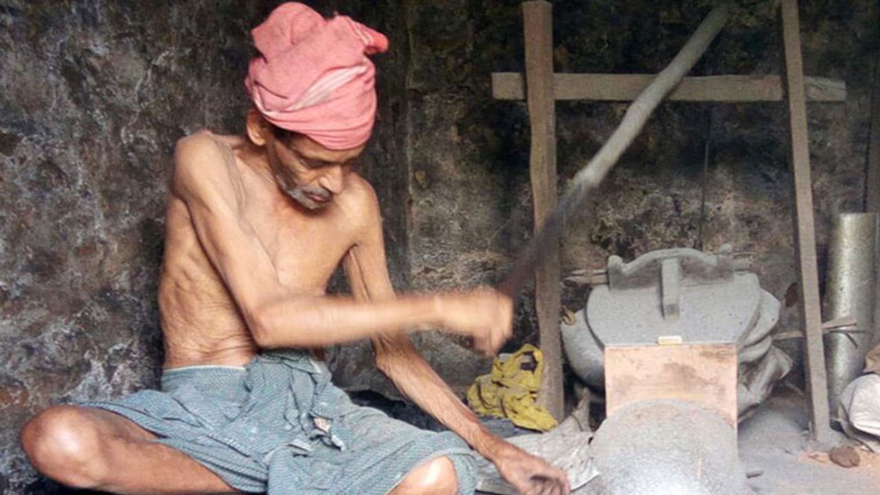 മാനസികരോഗിയായ മകനെ സംരക്ഷിക്കാന് എഴുപത്തിനാലിലും രാഘവ പണിക്കര് ആലയിലാണ് മാനസികരോഗിയായ മകനെ സംരക്ഷിക്കാന് എഴുപത്തിനാലിലും രാഘവ പണിക്കര് ആലയിലാണ്