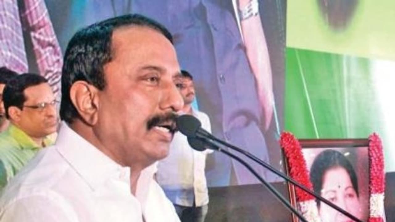 மாணவர்கள் மட்டுமல்ல அனைவரும் மரம் வளர்க்க வேண்டும் வேண்டுகோள் விடுத்த செங்கோட்டையன் மாணவர்கள் மட்டுமல்ல அனைவரும் மரம் வளர்க்க வேண்டும் வேண்டுகோள் விடுத்த செங்கோட்டையன்