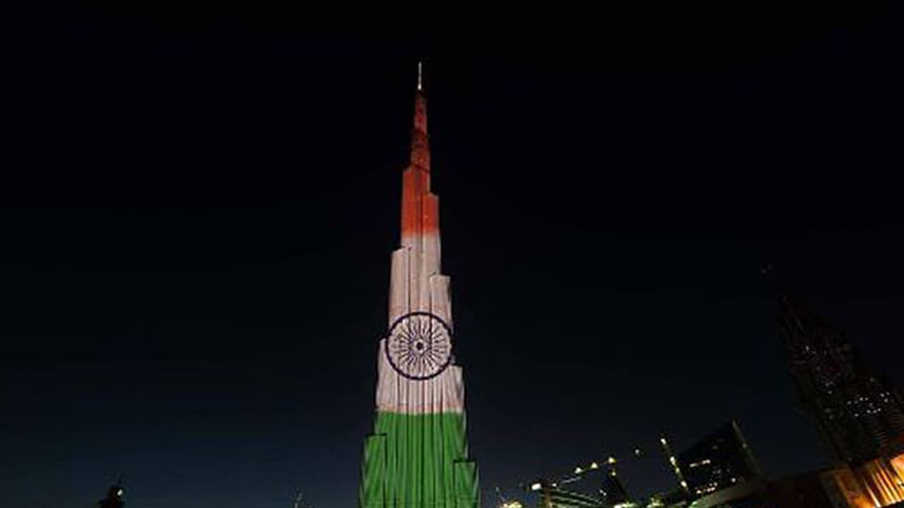 ಎಲ್'ಇಡಿ ಲೈಟ್'ಗಳಿಂದ ಬುರ್ಜ್ ಖಲಿಫಾದಲ್ಲಿ ಕಂಗೊಳಿಸಿದ ತ್ರಿವರ್ಣ ಧ್ವಜ ಎಲ್'ಇಡಿ ಲೈಟ್'ಗಳಿಂದ ಬುರ್ಜ್ ಖಲಿಫಾದಲ್ಲಿ ಕಂಗೊಳಿಸಿದ ತ್ರಿವರ್ಣ ಧ್ವಜ