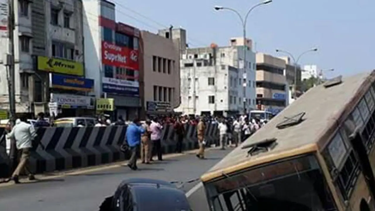 (వీడియో) చెన్నై రోడ్డు మీద ‘బెర్ముడా ట్రయాంగిల్’ చూశారా.. (వీడియో) చెన్నై రోడ్డు మీద ‘బెర్ముడా ట్రయాంగిల్’ చూశారా..