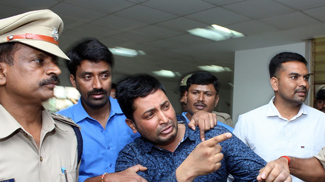 ಭದ್ರತಾ ತಪಾಸಣೆ ನೆಪದಲ್ಲಿ ಕಳ್ಳತನ: ಪೊಲೀಸರ ಬಲೆಗೆ ‘ಕಮಿಷನರ್’ ಭದ್ರತಾ ತಪಾಸಣೆ ನೆಪದಲ್ಲಿ ಕಳ್ಳತನ: ಪೊಲೀಸರ ಬಲೆಗೆ ‘ಕಮಿಷನರ್’