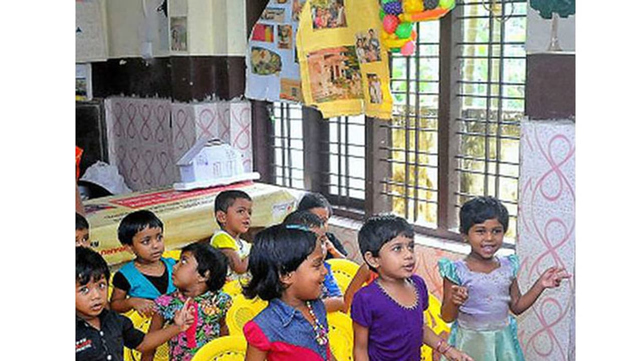 അങ്കണവാടി കുട്ടികൾക്ക് പോഷകബാല്യം: ഇനി മുതൽ പാലും മുട്ടയും, 61.5 കോടിയുടെ പദ്ധതി അങ്കണവാടി കുട്ടികൾക്ക് പോഷകബാല്യം: ഇനി മുതൽ പാലും മുട്ടയും, 61.5 കോടിയുടെ പദ്ധതി