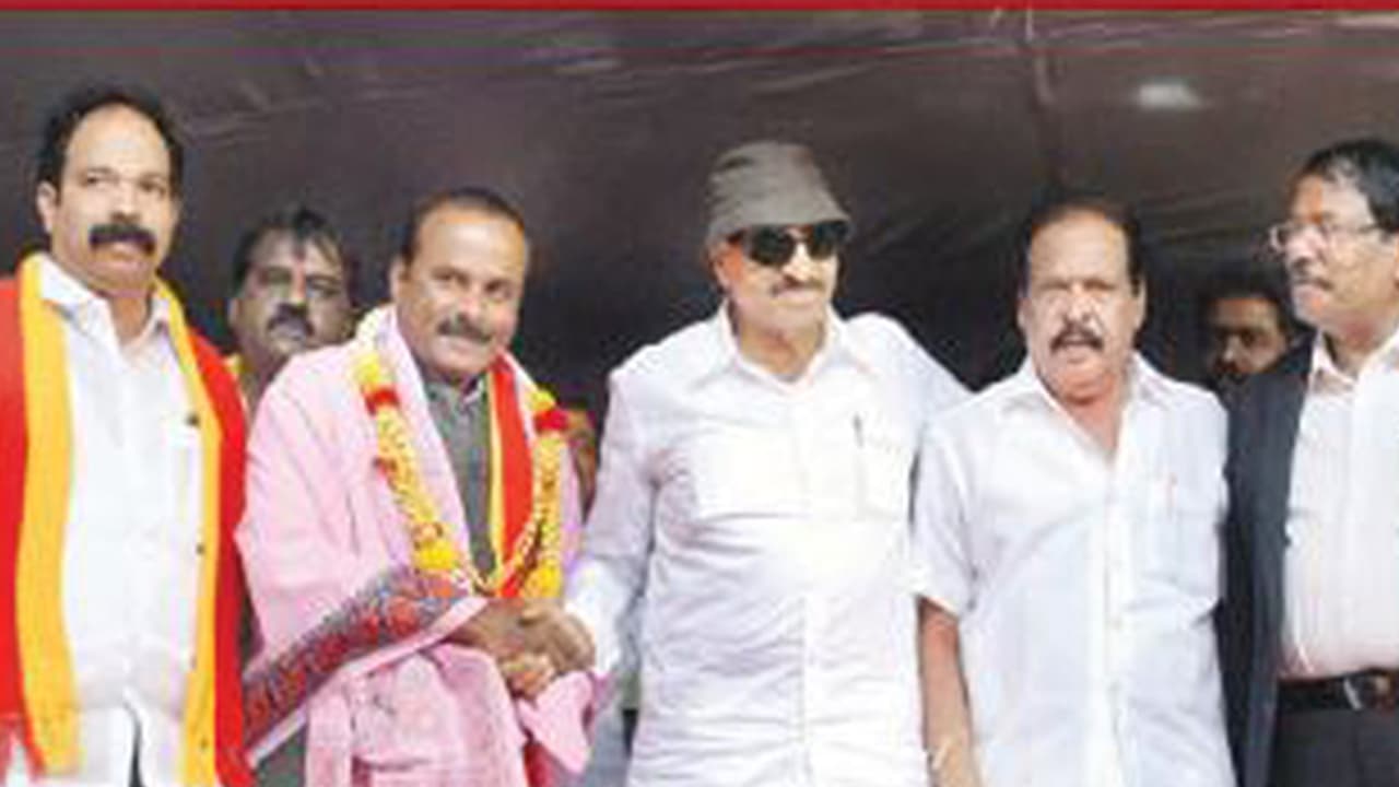 ಕನ್ನಡ ಕಡೆಗಣಿಸುವ ಕೆಲ ಮಾಧ್ಯಮ ಕಚೇರಿಗೂ ಮುತ್ತಿಗೆ ಕನ್ನಡ ಕಡೆಗಣಿಸುವ ಕೆಲ ಮಾಧ್ಯಮ ಕಚೇರಿಗೂ ಮುತ್ತಿಗೆ