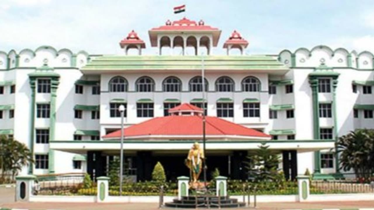 விதிகளை மீறி ஓடும் ஆட்டோக்கள் மீது என்ன நடவடிக்கை எடுத்தீங்க – விரிவான அறிக்கை கேட்டது உயர்நீதிமன்றம்… விதிகளை மீறி ஓடும் ஆட்டோக்கள் மீது என்ன நடவடிக்கை எடுத்தீங்க – விரிவான அறிக்கை கேட்டது உயர்நீதிமன்றம்…