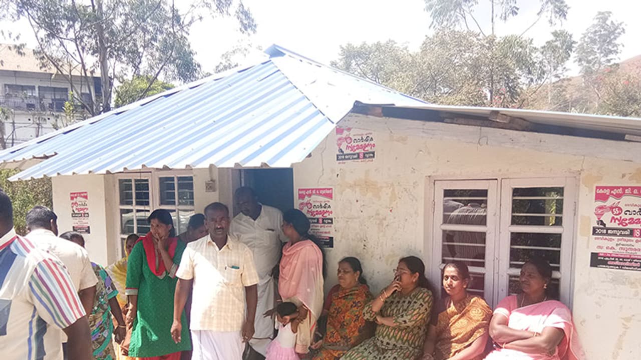 ദേവികുളം എംഎൽഎയുടെ ഭാര്യയുടെ നേതൃത്വത്തിൽ സ്പെഷൽ റവന്യു ഓഫീസ് ഉപരോധിക്കുന്നു ദേവികുളം എംഎൽഎയുടെ ഭാര്യയുടെ നേതൃത്വത്തിൽ സ്പെഷൽ റവന്യു ഓഫീസ് ഉപരോധിക്കുന്നു