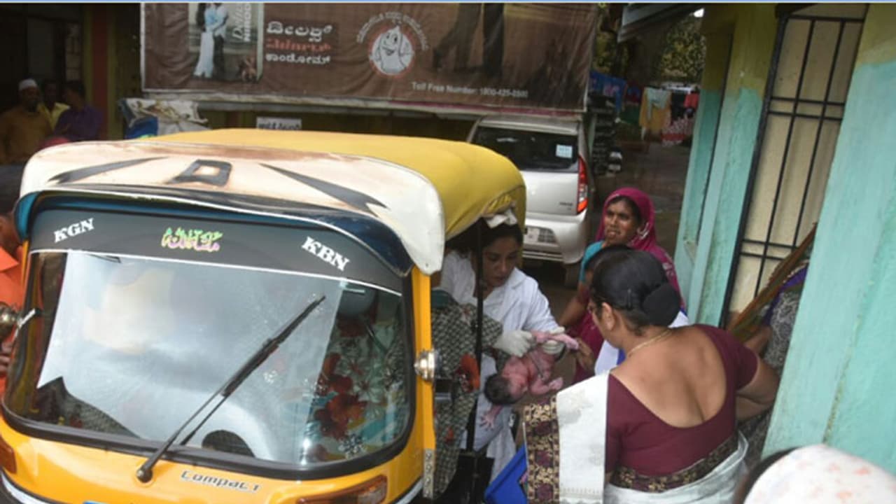 ಆಟೋದಲ್ಲೇ ಮಗುವಿಗೆ ಜನ್ಮ ನೀಡಿದ ಮಹಿಳೆ ಆಟೋದಲ್ಲೇ ಮಗುವಿಗೆ ಜನ್ಮ ನೀಡಿದ ಮಹಿಳೆ