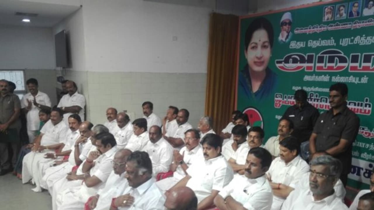 பெருவாரியான வாக்குகள் வித்தியாசத்தில் ஜெயிக்க வேண்டும் கழகத்தினருக்கு ஆர்டர் போட்ட எடப்பாடி...! பெருவாரியான வாக்குகள் வித்தியாசத்தில் ஜெயிக்க வேண்டும் கழகத்தினருக்கு ஆர்டர் போட்ட எடப்பாடி...!