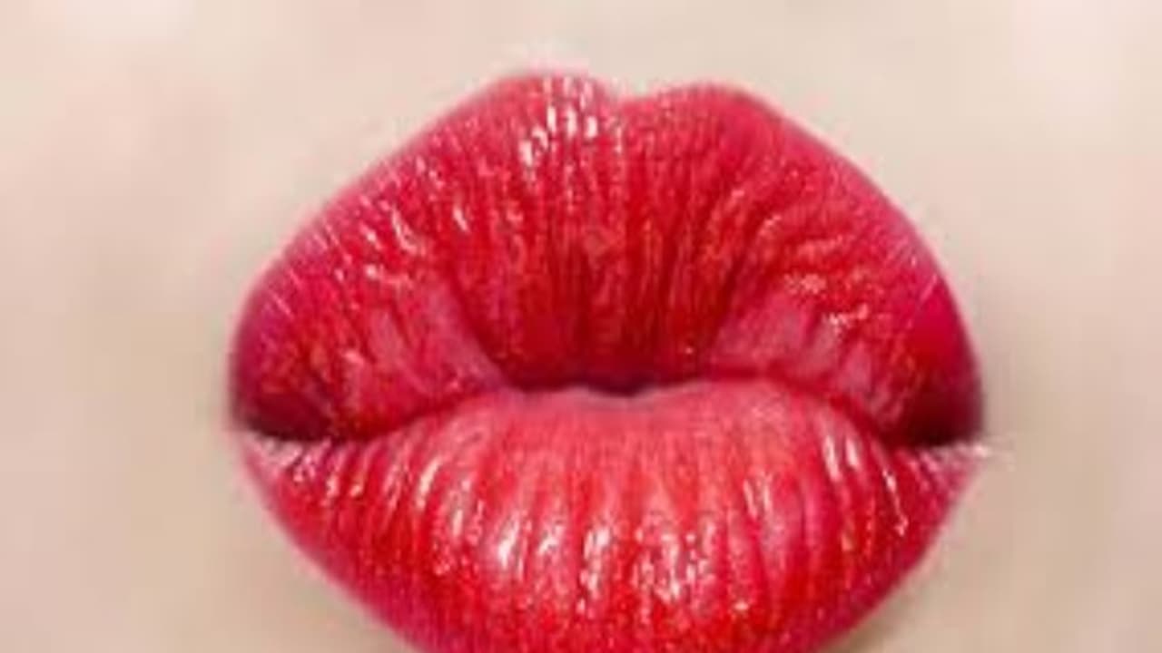 எந்த இடத்தில் முத்தம் கொடுத்தால்,என்ன அர்த்தம் என்பதை பார்க்கலாமா..? எந்த இடத்தில் முத்தம் கொடுத்தால்,என்ன அர்த்தம் என்பதை பார்க்கலாமா..?