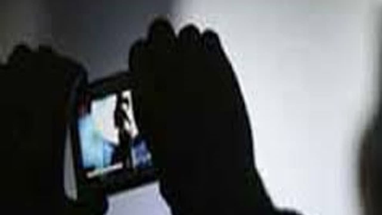 கிளினிக் ல் வைத்து இளம் பெண்ணை ஆபாசமாக படம் எடுத்த டாக்டர்? போலீசார் விசாரணை கிளினிக் ல் வைத்து இளம் பெண்ணை ஆபாசமாக படம் எடுத்த டாக்டர்? போலீசார் விசாரணை