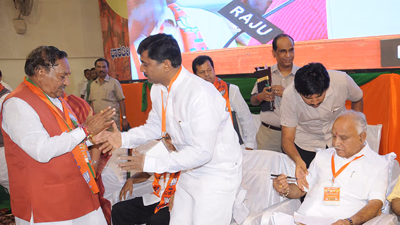 BJP holds tense meet amid 'Yeddy vs Eshwarappa' drama BJP holds tense meet amid 'Yeddy vs Eshwarappa' drama